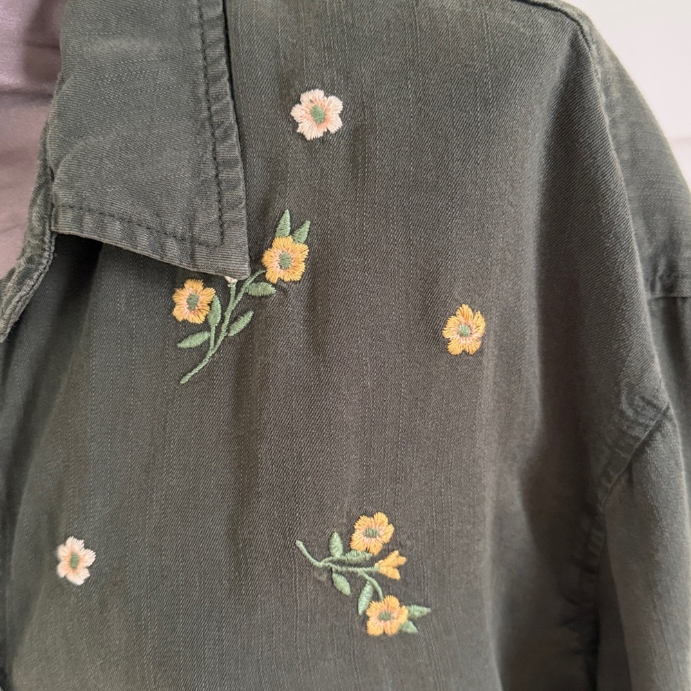 Billy T Green Lyocell Flower Embroidered Button Down Shirt Large - Picture 2 of 6
